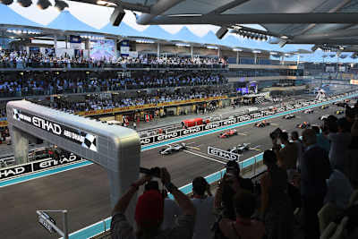 Derzeit starten die F1-Stars versetzt in zwei Reihen ins Rennen - das könnte sich ändern