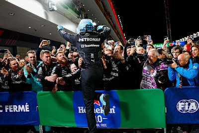 Sieger George Russell wirft sich in die Arme seiner Mechaniker