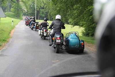 Aus der Fahrerperspektive: Motorradgespanne bis zum Horizont auf dem Rideout des 26. Love Ride Switzerland 