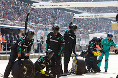 Die flinke Mercedes-Truppe wartet auf das Auto