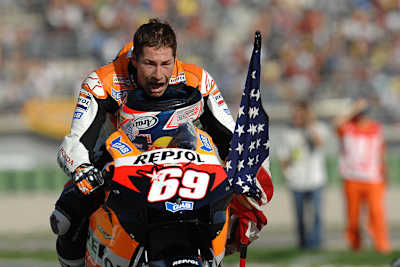 Nicky Hayden 2006 nach dem Titelgewinn in Valencia 