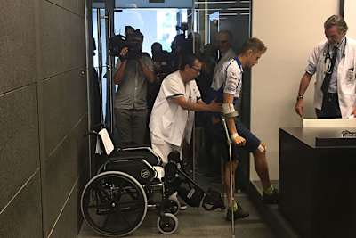 Tito Rabat kann bereits einige Meter auf Krücken laufen