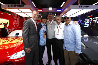 Sean Bratches (links), Schauspieler Owen Wilson, Ross Brawn, Chase Carey und Woody Harrelson in Silverstone