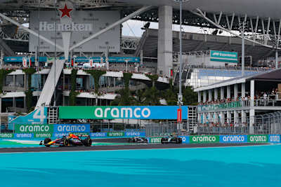 Kurz nach dem Start: Pérez führt vor Alonso