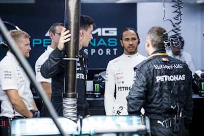 Lewis Hamilton mit seiner Mannschaft