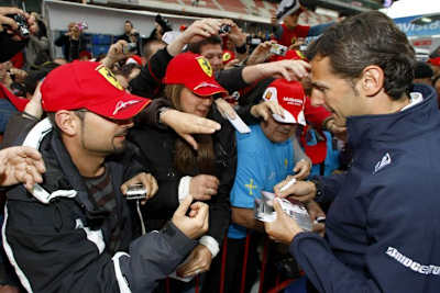 Zeit für die Fans: Pedro de la Rosa