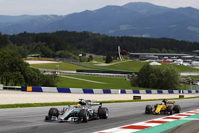 Lewis Hamilton vor Nico Hülkenberg auf dem Red Bull Ring