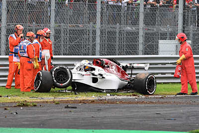 Marcus Ericsson steigt aus dem zerstörten Sauber aus