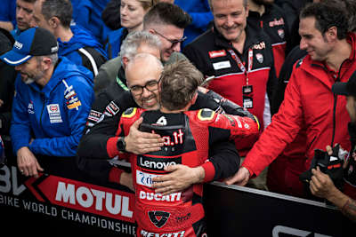 Aruba-Chef Stefano Cecconi herzt Alvaro Bautista