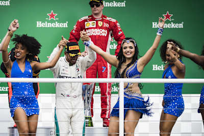 Cool wie immer: Iceman Kimi Räikkönen beobachtet die Mercedes-Party