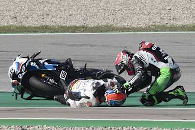 Lucas Mahias schaut nach dem ohnmächtigen Tom Sykes