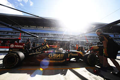 Romain Grosjean klagte am Trainingsfreitag in Sotschi über Boxenfunk: «Ich habe ein Problem, ich habe überhaupt keinen Abtrieb, das Auto fühlt sich auf der Bremse sehr eigenartig an»