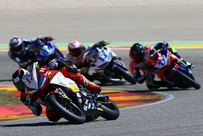 In der Supersport-300-WM geht es eng zu: vorne Gabriel Noderer