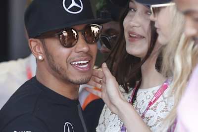 Zärtliche Geste: Gigi Hadid (re.) und Lewis Hamilton
