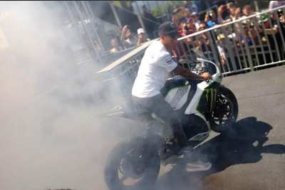 Spass beim MotoGP-Besuch: Mercedes-Star Lewis Hamilton liess in Barcelona die Reifen qualmen