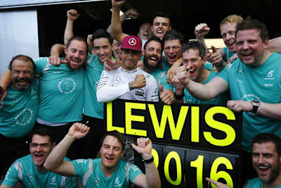 Lewis Hamilton feiert mit seinen Jungs