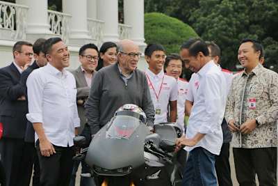 Carmelo Ezpeleta mit ITDC-CEO und Präsident Abdulbar M Mansoer (links) und Präsident Joko Widodo (rechts)