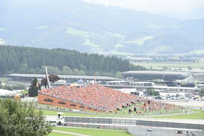 Unter Gleichgesinnten: Auf der KTM-Tribüne fühlen sich die Fans der Österreicher wohl