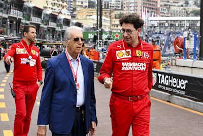 Piero Ferrari (im Anzug) und Mattia Binotto (rechts) in Monte Carlo