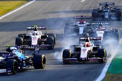 Nikita Mazepin (Nummer 9) und Mick Schumacher (47) im Getümmel von Monza