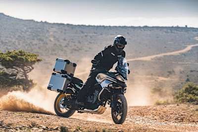 Die in China gefertigte CFMoto 800MT wird in England und Irland von KTM UK importiert und vertrieben