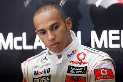 Hamilton blickt schuldbewusst zurück.