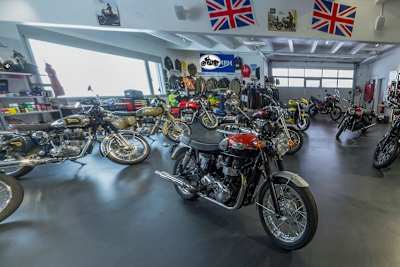 Niemand da: In Deutschland dürfen Motorradgeschäfte wieder öffnen, in Österreich schon ist seit einer Woche wieder Betrieb, in der Schweiz wird abgewartet