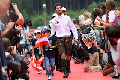 Daniel Ricciardo freute sich über seinen kleinen Begleiter