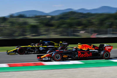 Alex Albon (vorne) gegen Esteban Ocon