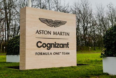 Beim Haupteingang des Formel-1-Rennstalls von Aston Martin