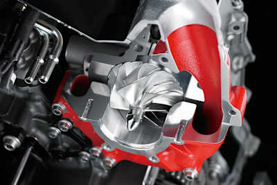 Schnittmodell des Kompressors, gut zu sehen das CNC-gefräste Verdichterrad