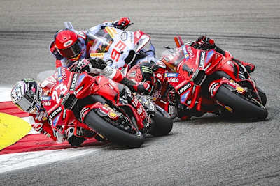 Bestform. Nicht nur wie hier Portimao hält Enea Bastianini den Teamkollegen mit der #1 hinter sich