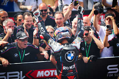 Toprak Razgatlioglu feierte mit dem BMW-Team