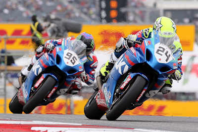 Toni Elias (24/Yoshimura Suzuki) und sein Teamkollege Roger Lee Hayden (95)