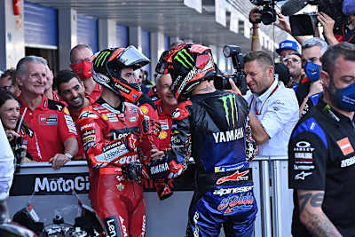 Pecco Bagnaia (li.) und Fabio Quartararo eroberten die Startplätze 1 und 2