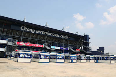 Die Rückseite der imposanten Haupttribüne