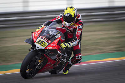 Alvaro Bautista driftet in jede Kurve hinein