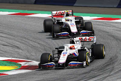 Nikita Mazepin vor Mick Schumacher