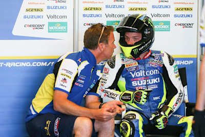 Alex Lowes (re.) mit Suzuki-Teamchef Paul Denning