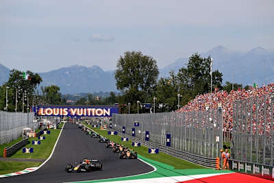 Kurz nach dem Start zum Italien-GP, Verstappen vorne