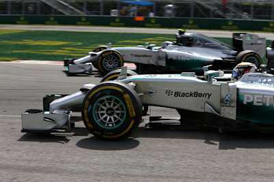 Lewis Hamilton und Nico Rosberg Kopf an Kopf