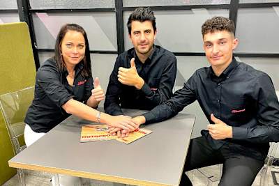 Fantic-Racing-Koordinatorin Milena Körner, Teammanager Marco Maddii und Tom Guyon
