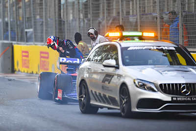 Daniil Kvyat schaut sich die Bescherung an