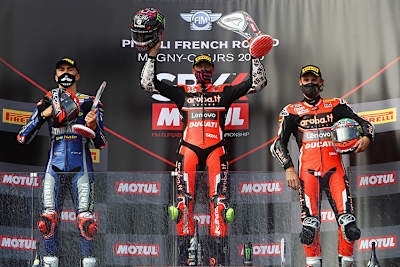 Ein seltenes Bild: Siegerehrung ohne Johnny Rea, dafür mit Loris Baz, Scott Redding und Chaz Davies (v.l.)