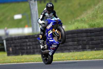 Max Enderlein gewann in Oscherleben den ersten IDM Supersport-Lauf