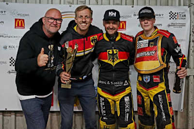 Von links: Sponsor Jörg Grohmann, Matze Bartz, Kevin Wölbert und Norick Blödorn