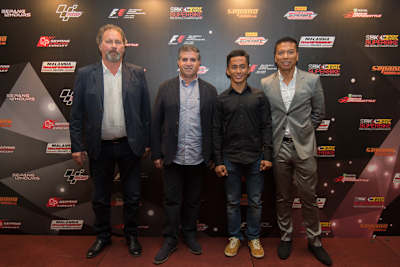 Zulfahmi Khairuddin (2. von re.) bei der Teampräsentation in Malaysia