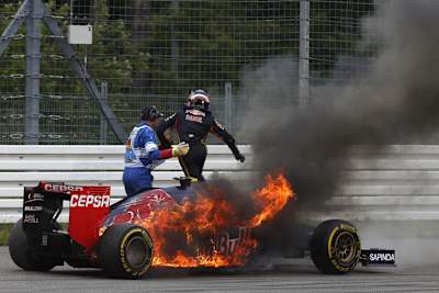 Daniil Kvyat springt aus dem brennenden Toro Rosso