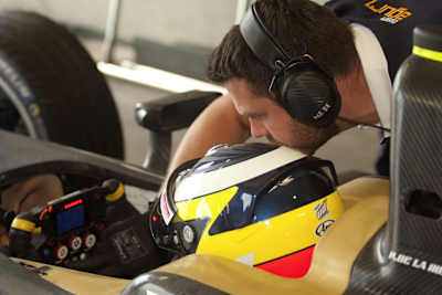 Pedro de la Rosa lässt sich die Instrumente erklären