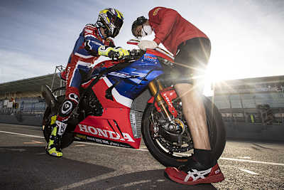 Alvaro Bautista auf der Honda Fireblade mit drei R
